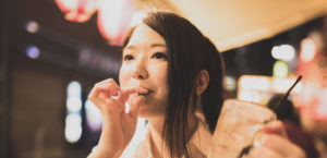 お酒を飲む女性画像